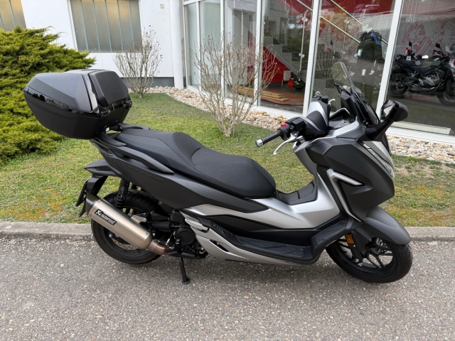 Honda - Forza 300 mit SMART Top-Box