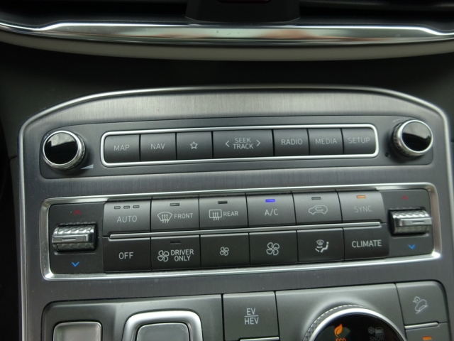 Hyundai - Santa Fe PHEV Luxury Line 1,6 T-GDi PHEV 4WD AT s1